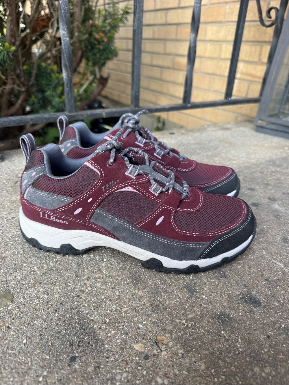 L.L.Bean Waterproof Trail Hiking Shoes Lace-Up Burgundy/Gray/Black Women's 8.5
